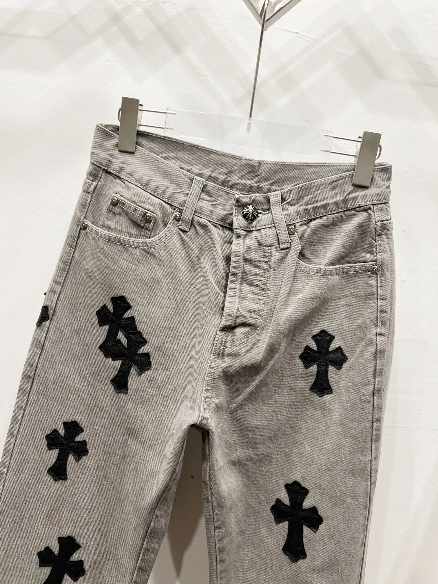P220 Style No.: (c014) Chrome Hearts CH Chrome Hearts Heavy Industry Damaged High Street Jeans Exude uninhibited personality and unique charm. Every wear and tear is carefully designed to present a unique artistic feel. Made of imported denim fabric, which has undergone heavy industrial washing and destruction treatment, the trousers show a super cool effect on the upper body, allowing you to dominate the fashion stage.  This is more than just a pair of jeans, it is an expression of attitude. With its unique design concept and ultimate pursuit of details, Croxin breaks traditional boundaries and defines the jeans trend in the new era. The trousers are made of double-layer woven fabric and matched with customized hardware, showing an incomparably beautiful and unique style, making every wearer the focus of fashion. Imported denim fabric, super heavy-duty washed and damaged, the upper body is super cool! Customized hardware. Unbeatable and beautiful style. The production process is difficult. Full of high street feel. Color: Gray Size: S M L XL XXL